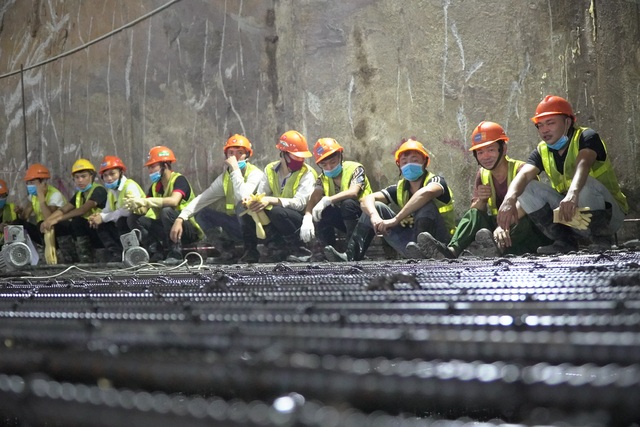 Công nhân xuyên đêm đổ bê tông ga ngầm đường sắt đầu tiên ở Hà Nội - 9 Công nhân xuyên đêm đổ bê tông ga ngầm đường sắt đầu tiên ở Hà Nội - 9