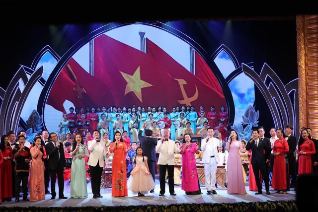 Xúc động chương trình nghệ thuật “Dâng Người tiếng hát mùa xuân” - 7 Xúc động chương trình nghệ thuật “Dâng Người tiếng hát mùa xuân” - 7