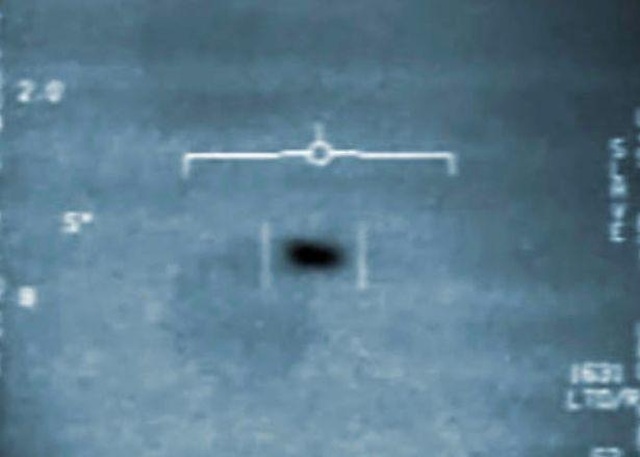 Bác sĩ hải quân tuyên bố còn có video UFO dài hơn của Lầu Năm Góc - 1