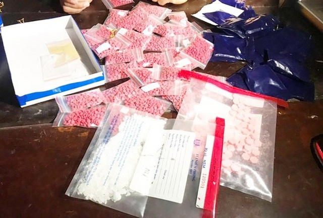 Thủ súng quân dụng đi buôn 6.000 viên ma túy - 2 Thủ súng quân dụng đi buôn 6.000 viên ma túy - 2