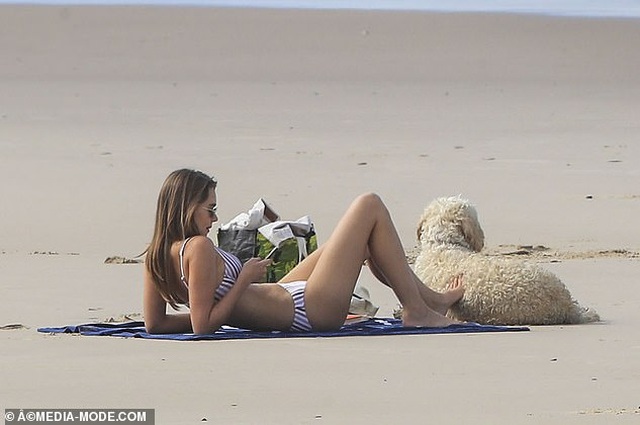 Liam Hemsworth ra biển cùng bạn gái gợi cảm - 1