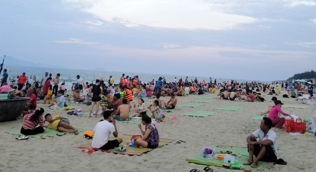 Nắng nóng gay gắt, người dân đổ xô đi tắm biển “hạ hỏa” - 3 Nắng nóng gay gắt, người dân đổ xô đi tắm biển “hạ hỏa” - 3