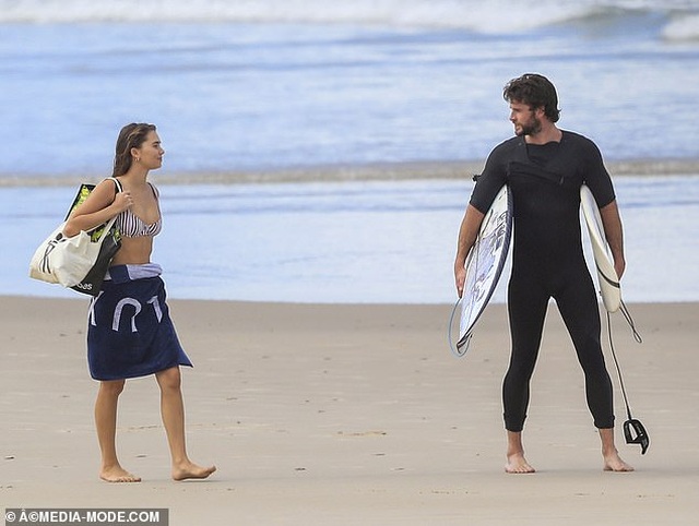 Liam Hemsworth ra biển cùng bạn gái gợi cảm - 3 Liam Hemsworth ra biển cùng bạn gái gợi cảm - 3