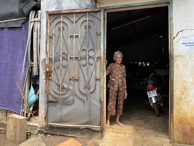 Vượt rừng, đội nắng mang tiền đến người dân gặp khó khăn vì dịch Covid-19 - 5 Vượt rừng, đội nắng mang tiền đến người dân gặp khó khăn vì dịch Covid-19 - 5