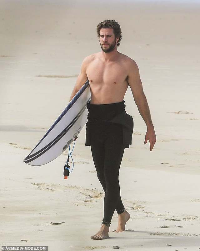 Liam Hemsworth ra biển cùng bạn gái gợi cảm - 8 Liam Hemsworth ra biển cùng bạn gái gợi cảm - 8