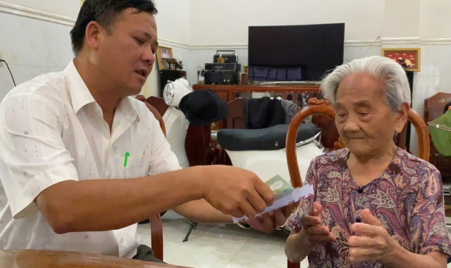 Vượt rừng, đội nắng mang tiền đến người dân gặp khó khăn vì dịch Covid-19 - 6 Vượt rừng, đội nắng mang tiền đến người dân gặp khó khăn vì dịch Covid-19 - 6