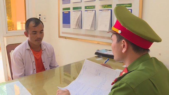 Cháu chăn dắt cậu ruột bị khuyết tật đi ăn xin - 1 Cháu chăn dắt cậu ruột bị khuyết tật đi ăn xin - 1