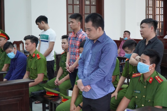 Vụ giang hồ vây xe chở công an: Các bị cáo nhận hơn 16 năm tù - 1 Vụ giang hồ vây xe chở công an: Các bị cáo nhận hơn 16 năm tù - 1