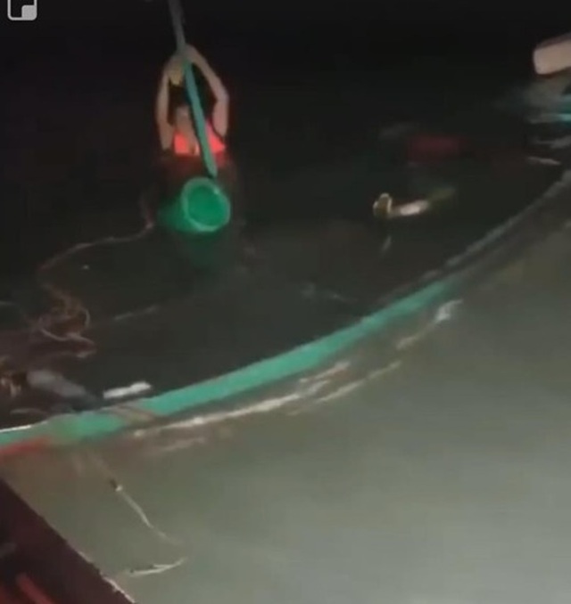 Giông tố bất ngờ nhấn chìm 10 thuyền cá trong đêm - 1