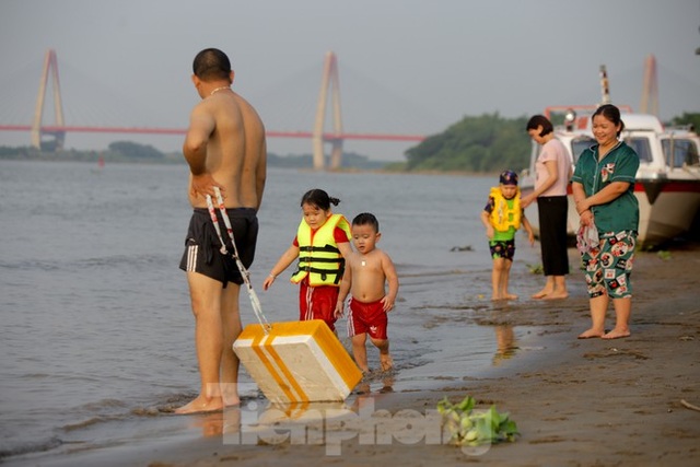 Bãi biển tự phát khổng lồ ngay dưới chân cầu Thăng Long - 7