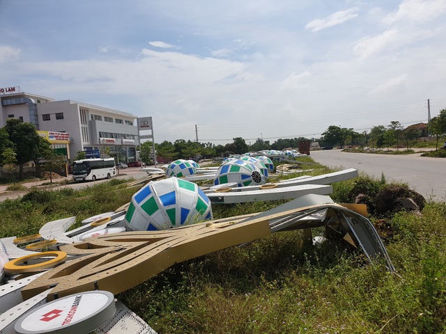 Loạt cột đèn trang trí hơn 10 tỷ đồng bị “hạ đo ván” sau trận giông lốc - 11 Loạt cột đèn trang trí hơn 10 tỷ đồng bị “hạ đo ván” sau trận giông lốc - 11
