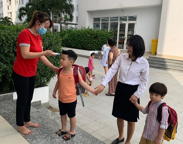Trẻ mầm non đi học trở lại: Con cười tươi, mẹ... khóc! - 3 Trẻ mầm non đi học trở lại: Con cười tươi, mẹ... khóc! - 3