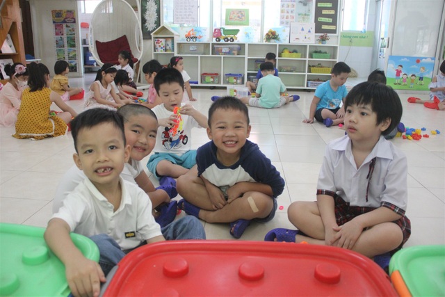 Trẻ mầm non đi học trở lại: Con cười tươi, mẹ... khóc! - 5 Trẻ mầm non đi học trở lại: Con cười tươi, mẹ... khóc! - 5