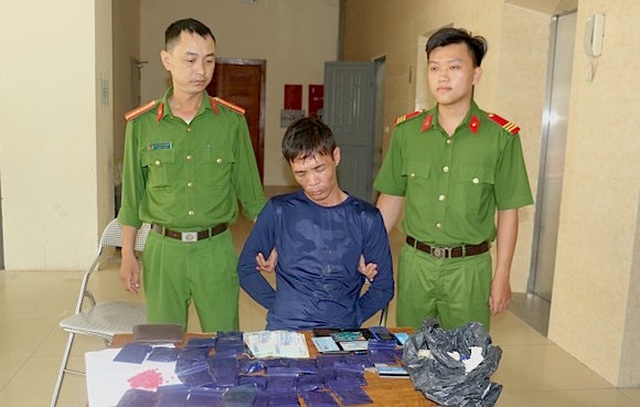 Thủ súng quân dụng đi buôn 6.000 viên ma túy - 1 Thủ súng quân dụng đi buôn 6.000 viên ma túy - 1