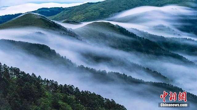 Mây cuồn cuộn “tuôn chảy” từ đỉnh núi cao 3000m như thác chảy - 2 Mây cuồn cuộn “tuôn chảy” từ đỉnh núi cao 3000m như thác chảy - 2