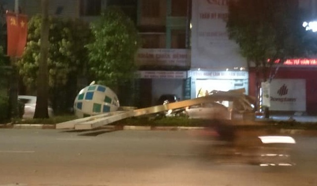 Loạt cột đèn trang trí hơn 10 tỷ đồng bị “hạ đo ván” sau trận giông lốc - 1 Loạt cột đèn trang trí hơn 10 tỷ đồng bị “hạ đo ván” sau trận giông lốc - 1