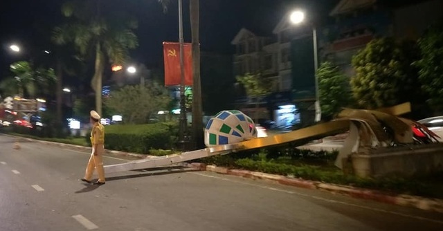 Loạt cột đèn trang trí hơn 10 tỷ đồng bị “hạ đo ván” sau trận giông lốc - 5 Loạt cột đèn trang trí hơn 10 tỷ đồng bị “hạ đo ván” sau trận giông lốc - 5