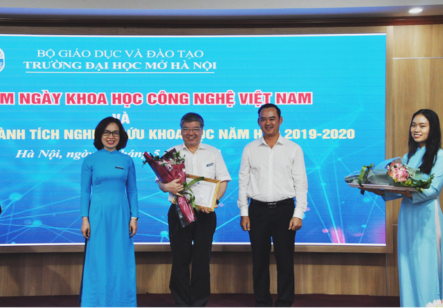 Trường ĐH Mở Hà Nội khen thưởng 105 SV có thành tích nghiên cứu khoa học - 2 Trường ĐH Mở Hà Nội khen thưởng 105 SV có thành tích nghiên cứu khoa học - 2