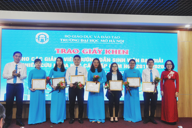 Trường ĐH Mở Hà Nội khen thưởng 105 SV có thành tích nghiên cứu khoa học - 3