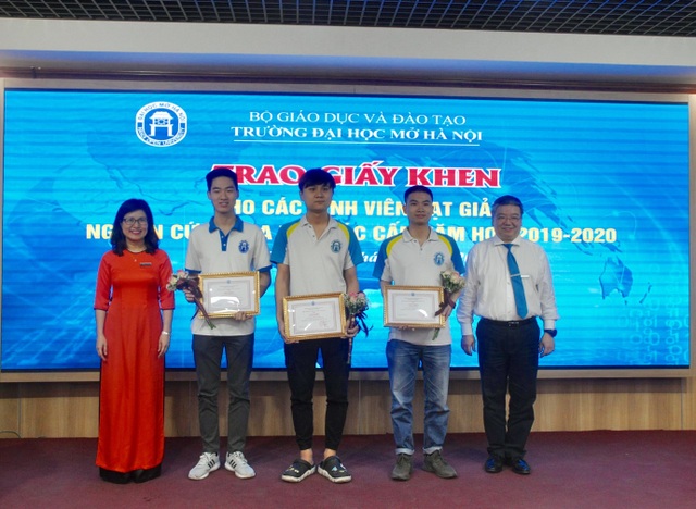 Trường ĐH Mở Hà Nội khen thưởng 105 SV có thành tích nghiên cứu khoa học - 4 Trường ĐH Mở Hà Nội khen thưởng 105 SV có thành tích nghiên cứu khoa học - 4