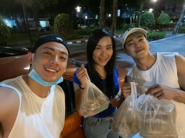 Nhà hàng “hốt bạc” nhờ “dàn trai đẹp” cơ bắp cuồn cuộn chuyên giao đồ ăn - 3 Nhà hàng “hốt bạc” nhờ “dàn trai đẹp” cơ bắp cuồn cuộn chuyên giao đồ ăn - 3