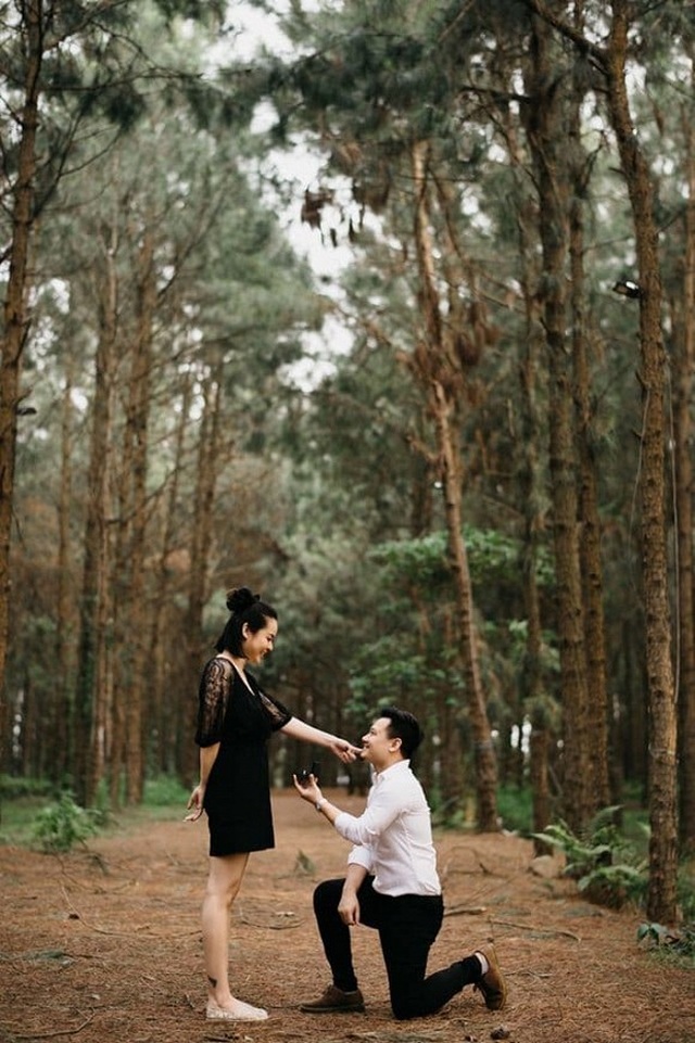 Nhạc sĩ Nguyễn Đức Cường quỳ gối cầu hôn Vũ Hạnh Nguyên - 1 Nhạc sĩ Nguyễn Đức Cường quỳ gối cầu hôn Vũ Hạnh Nguyên - 1