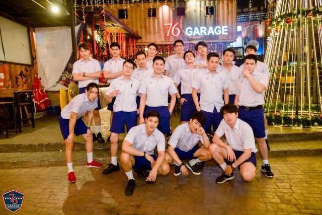Nhà hàng “hốt bạc” nhờ “dàn trai đẹp” cơ bắp cuồn cuộn chuyên giao đồ ăn - 1 Nhà hàng “hốt bạc” nhờ “dàn trai đẹp” cơ bắp cuồn cuộn chuyên giao đồ ăn - 1
