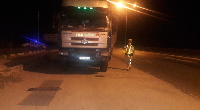 Tai xe xe tai co thu trong xe khi bi kiem tra tai trong Tai xe xe tai co thu trong xe khi bi kiem tra tai trong