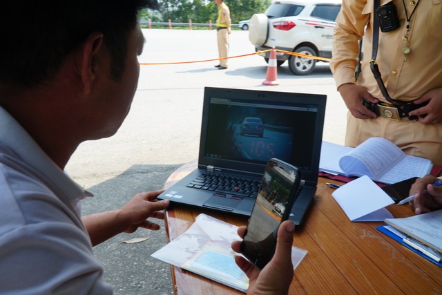 Cảnh sát triển khai mẫu test nhanh ma túy trên cao tốc Nội Bài - Lào Cai - 6 Cảnh sát triển khai mẫu test nhanh ma túy trên cao tốc Nội Bài - Lào Cai - 6