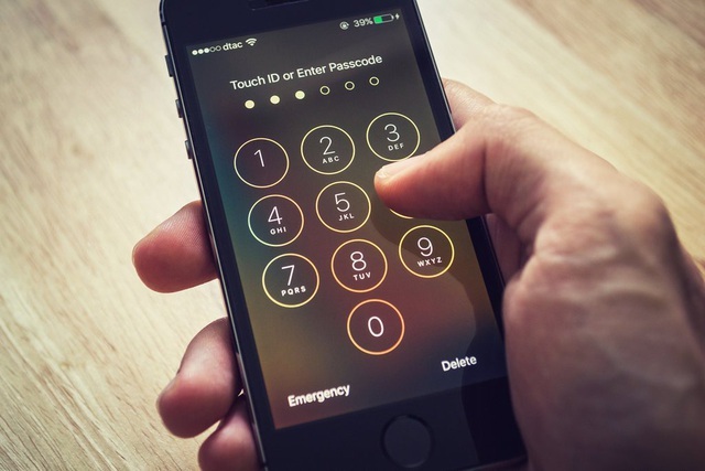 FBI mở khóa thành công iPhone của kẻ xả súng mà không cần Apple giúp đỡ - 1
