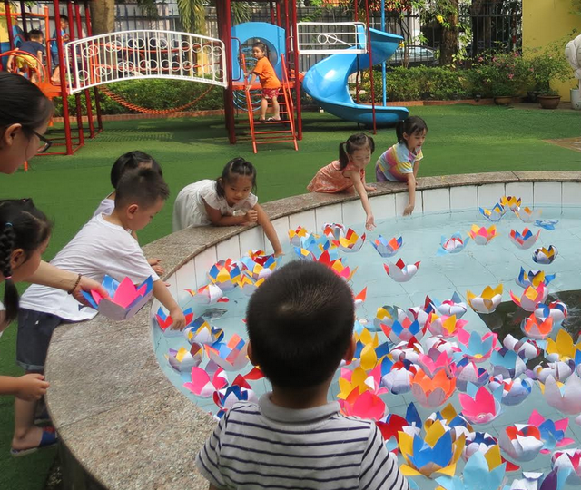Học sinh sưu tầm ảnh Bác Hồ để triển lãm - 11 Học sinh sưu tầm ảnh Bác Hồ để triển lãm - 11