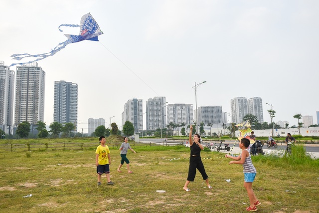 Hà Nội: Hàng trăm người vào khu vực riêng, cấm xâm phạm để thả diều - 7 Hà Nội: Hàng trăm người vào khu vực riêng, cấm xâm phạm để thả diều - 7