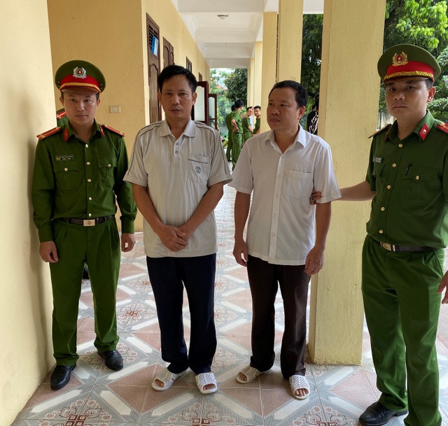 Bắt giam 2 quan xã bị tố chiếm gần 700 triệu khiến dân không có sổ đỏ - 1 Bắt giam 2 quan xã bị tố chiếm gần 700 triệu khiến dân không có sổ đỏ - 1