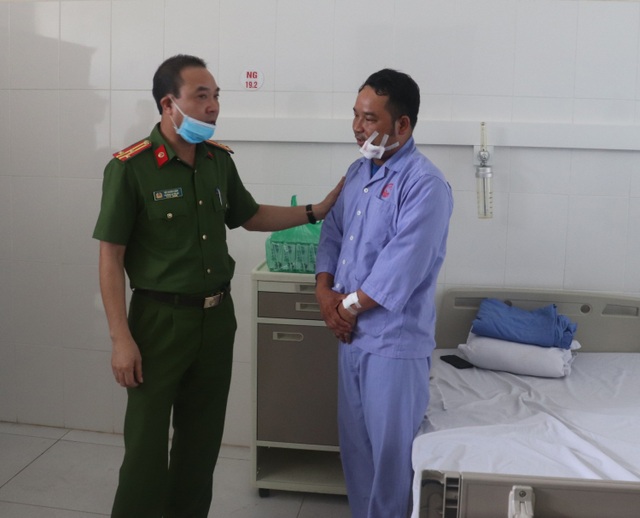 Khống chế đối tượng ngáo đá cầm dao dọa chém người trên cao tốc - 3 Khống chế đối tượng ngáo đá cầm dao dọa chém người trên cao tốc - 3