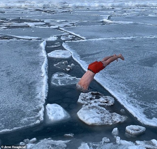Chàng trai đùa giỡn với băng Bắc Cực gây “sốt” trên Instagram - 2