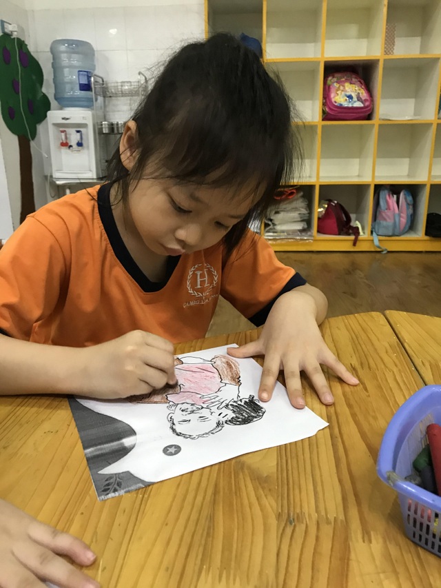 Học sinh sưu tầm ảnh Bác Hồ để triển lãm - 2 Học sinh sưu tầm ảnh Bác Hồ để triển lãm - 2