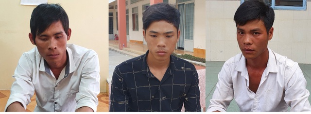 Bắt khẩn cấp 3 đối tượng kề dao vào cổ người dân cướp tài sản - 1 Bắt khẩn cấp 3 đối tượng kề dao vào cổ người dân cướp tài sản - 1