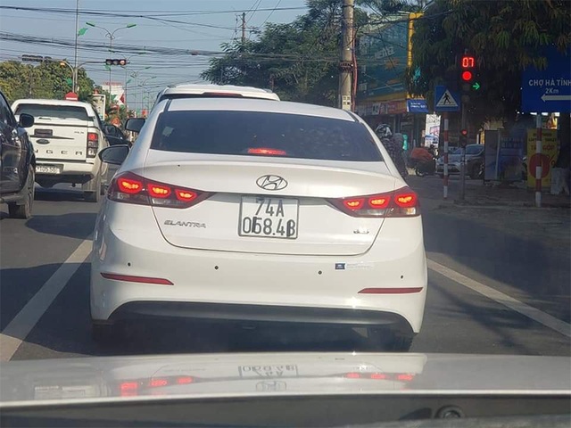 Mánh khóe dán băng keo làm méo biển kiểm soát để trốn... phạt nguội! - 1 Mánh khóe dán băng keo làm méo biển kiểm soát để trốn... phạt nguội! - 1