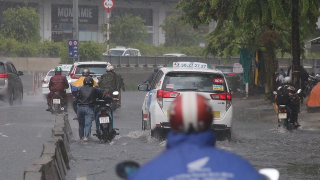 TPHCM đón mưa giải nhiệt, người dân vất vả vượt rốn ngập - 3 TPHCM đón mưa giải nhiệt, người dân vất vả vượt rốn ngập - 3