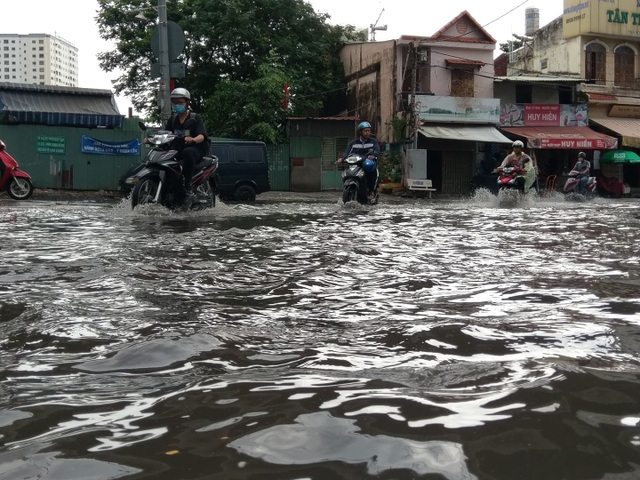 TPHCM đón mưa giải nhiệt, người dân vất vả vượt rốn ngập - 7 TPHCM đón mưa giải nhiệt, người dân vất vả vượt rốn ngập - 7