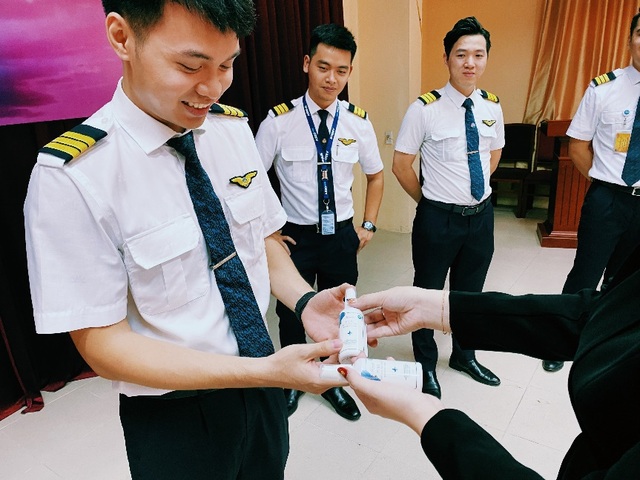 MC Minh Hà đại diện Mamachi trao tài trợ cho Đoàn bay 919 Vietnam Airlines - 4 MC Minh Hà đại diện Mamachi trao tài trợ cho Đoàn bay 919 Vietnam Airlines - 4