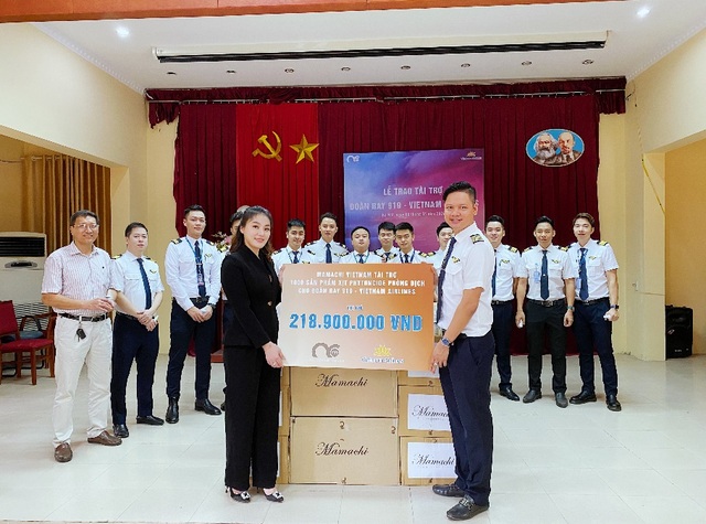 MC Minh Hà đại diện Mamachi trao tài trợ cho Đoàn bay 919 Vietnam Airlines - 6