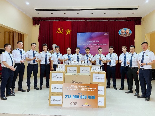 MC Minh Hà đại diện Mamachi trao tài trợ cho Đoàn bay 919 Vietnam Airlines - 9 MC Minh Hà đại diện Mamachi trao tài trợ cho Đoàn bay 919 Vietnam Airlines - 9
