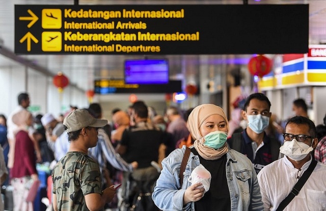 Người dân bị phạt quét rác, dọn vệ sinh vì không đeo khẩu trang - 2 Người dân bị phạt quét rác, dọn vệ sinh vì không đeo khẩu trang - 2