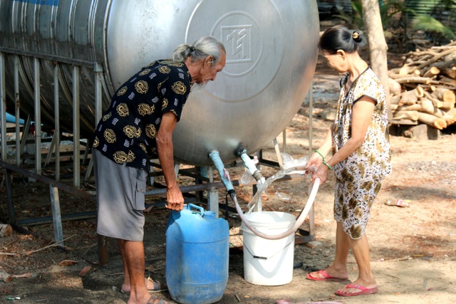 Người dân phấn khởi đi hứng nước sạch miễn phí - 3 Người dân phấn khởi đi hứng nước sạch miễn phí - 3