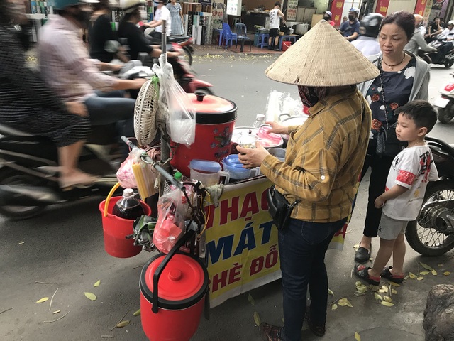 Nắng nóng 40 độ: Gánh hàng rong vỉa hè bán 300 cốc thạch/ngày - 1