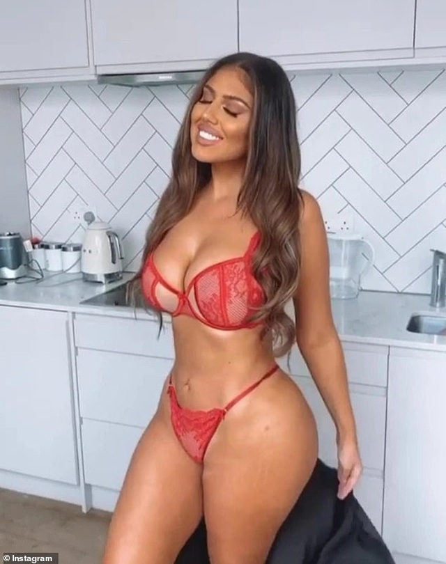 Kim Kardashian gây sốt với trang phục gợi cảm lạ mắt - 8 Kim Kardashian gây sốt với trang phục gợi cảm lạ mắt - 8