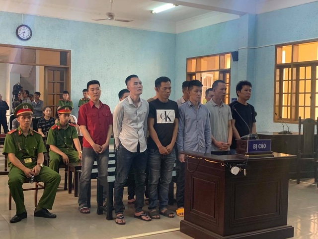 Xét xử 10 đối tượng trong vụ vận chuyển gỗ lậu “khủng” ở vùng biên - 1 Xét xử 10 đối tượng trong vụ vận chuyển gỗ lậu “khủng” ở vùng biên - 1