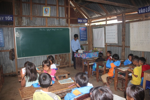 Lớp học “không quạt, không ánh sáng” trên đỉnh Lơ Pang - 4 Lớp học “không quạt, không ánh sáng” trên đỉnh Lơ Pang - 4