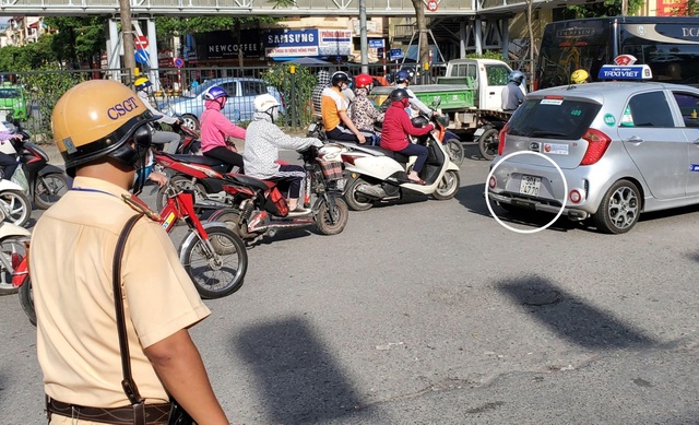 Hà Nội xử lý hàng loạt taxi che biển số, làm khó “mắt thần” trên phố - 6 Hà Nội xử lý hàng loạt taxi che biển số, làm khó “mắt thần” trên phố - 6